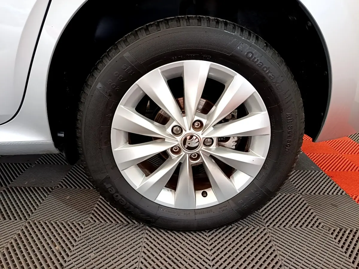 Gros plan sur la roue avant droite gris clair d'un Skoda Kamiq 2022 avec jante alliage à 10 branches.