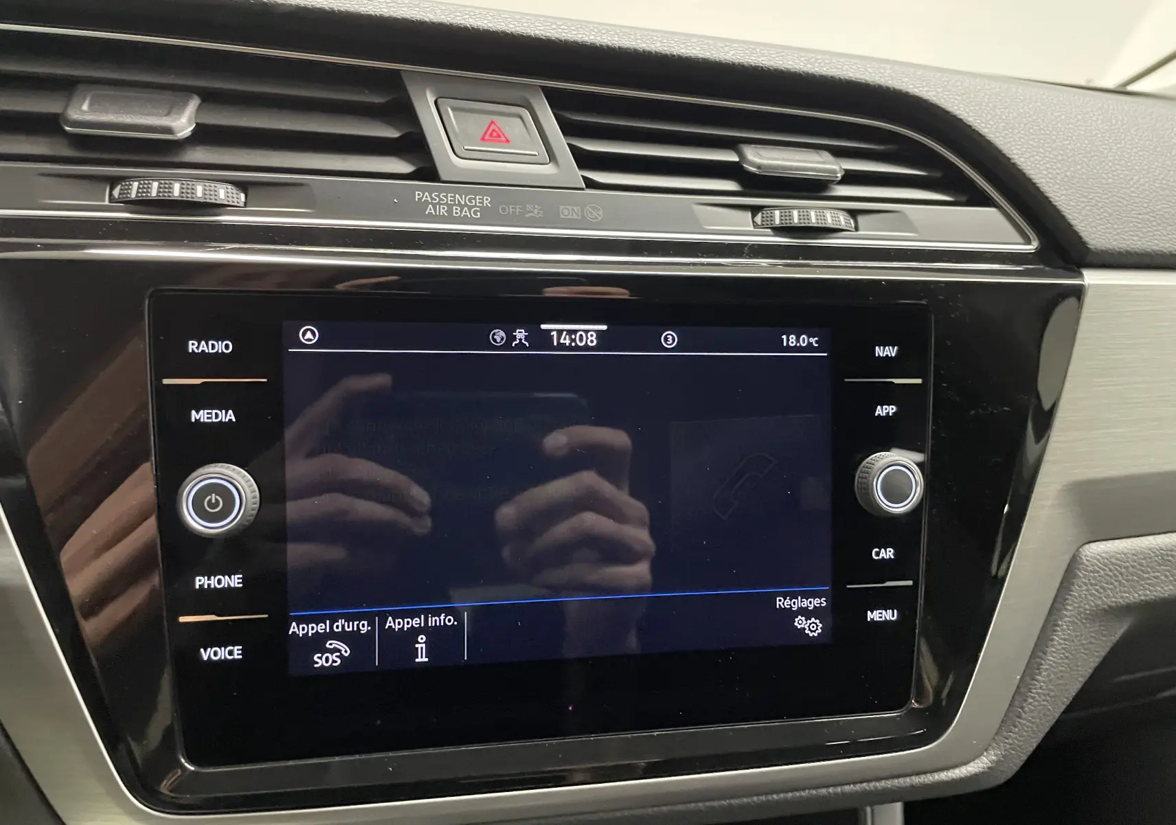 Écran tactile central du tableau de bord du Volkswagen Touran 2024, avec commandes radio, média et navigation visibles.