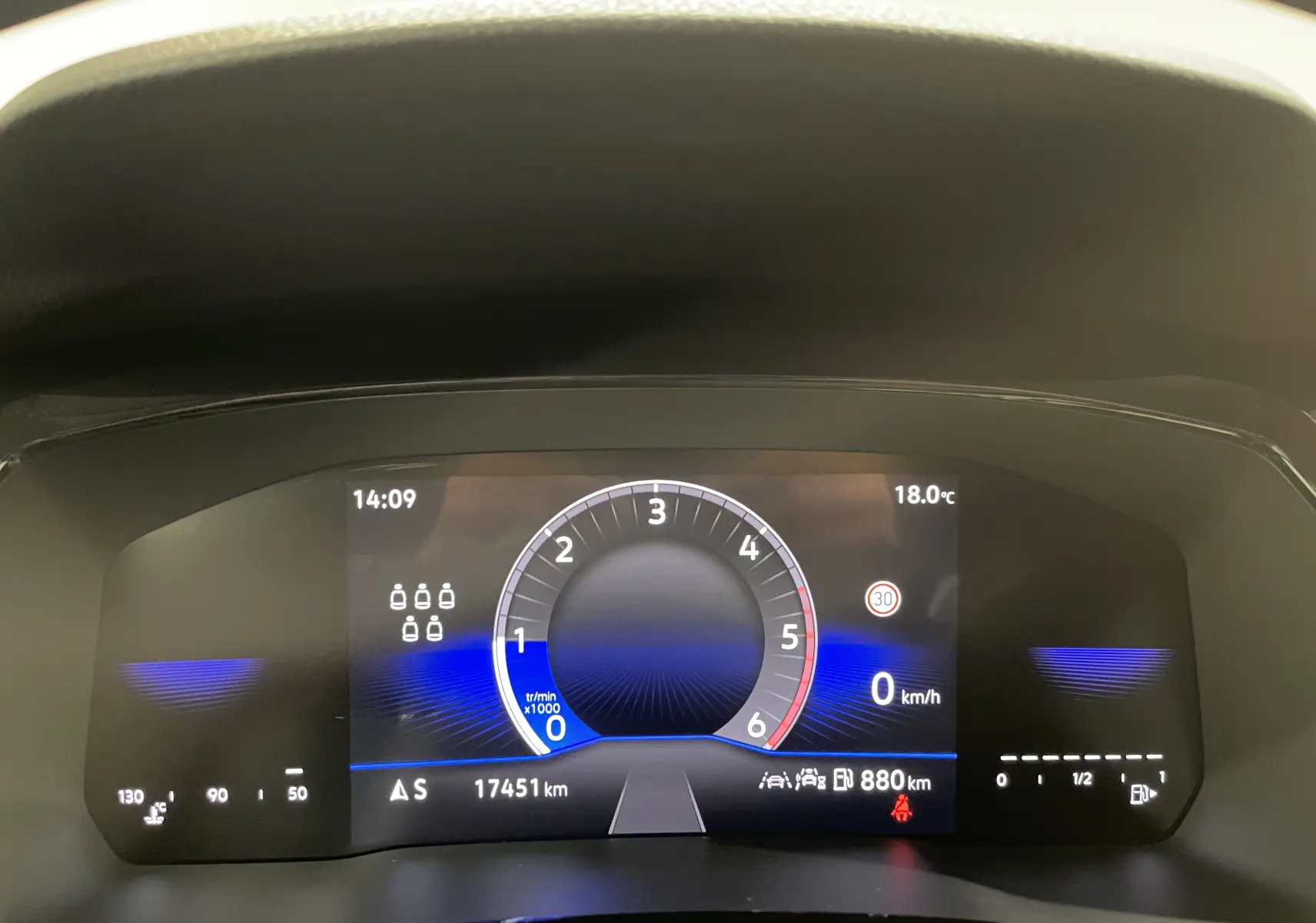 Tableau de bord numérique du Volkswagen Touran 2024 affichant la vitesse à 0 km/h et le compte-tours au ralenti.