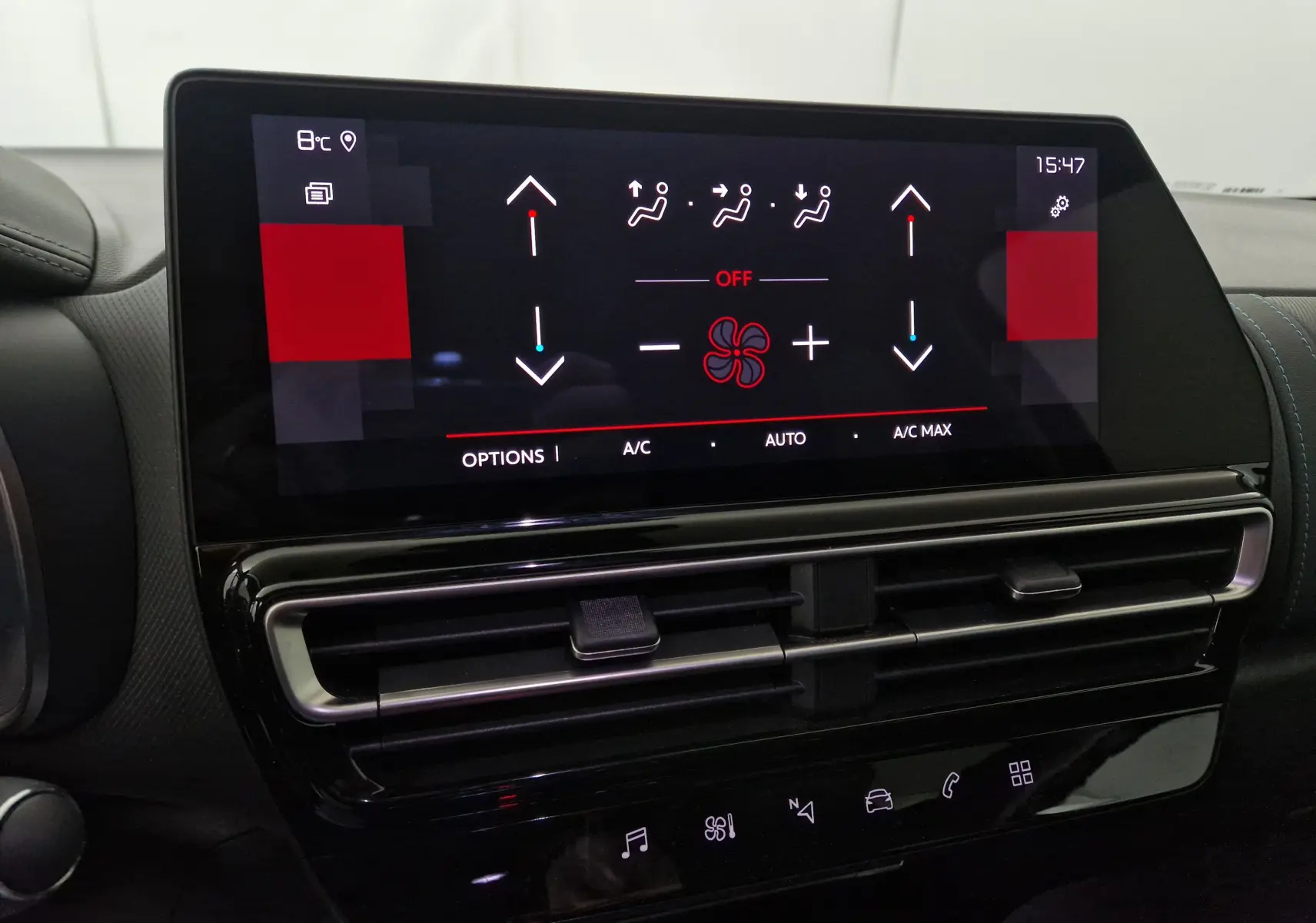 Écran tactile central du tableau de bord du Citroën C5 Aircross 2024 noir, affichant les réglages de climatisation.