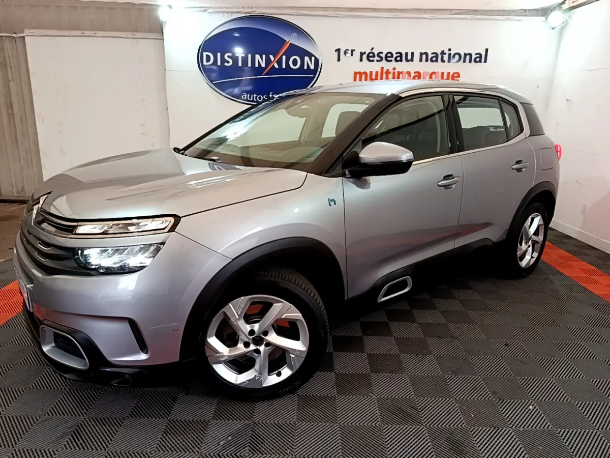 Citroën C5 Aircross Hybrid gris clair vue 3/4 avant droit, avec phares LED et jantes alliage distinctives.