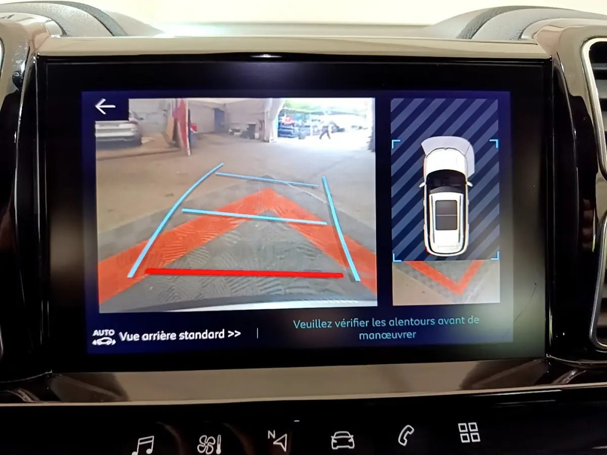Écran tactile intérieur montrant la caméra de recul et l'aide au stationnement du Citroën C5 Aircross gris clair hybride.