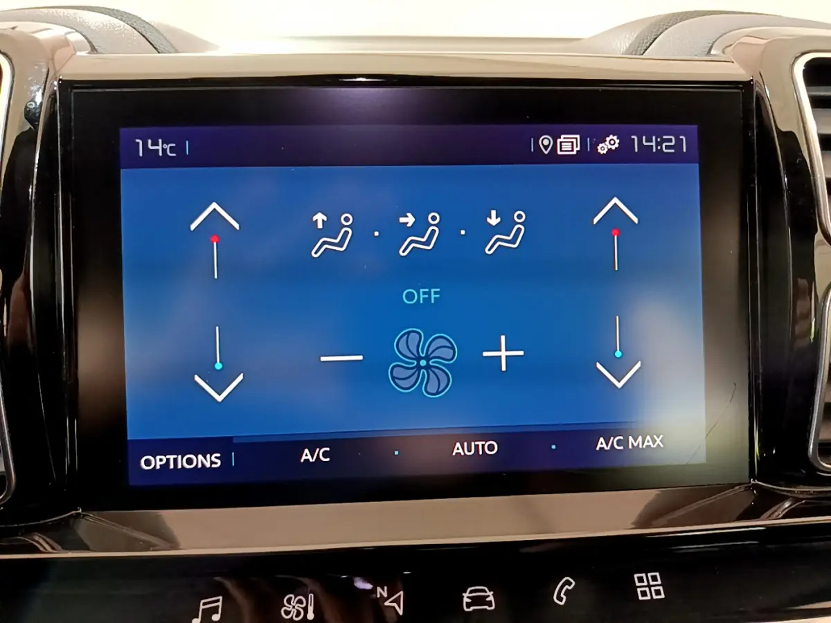 Écran tactile central du système de climatisation du Citroën C5 Aircross Hybrid 225 ë-EAT8 Business, affichage bleu.