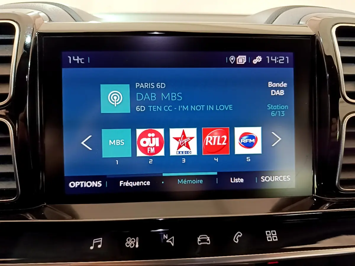 Écran tactile central affichant les stations radio numériques dans l'habitacle du Citroën C5 Aircross Hybrid gris clair.