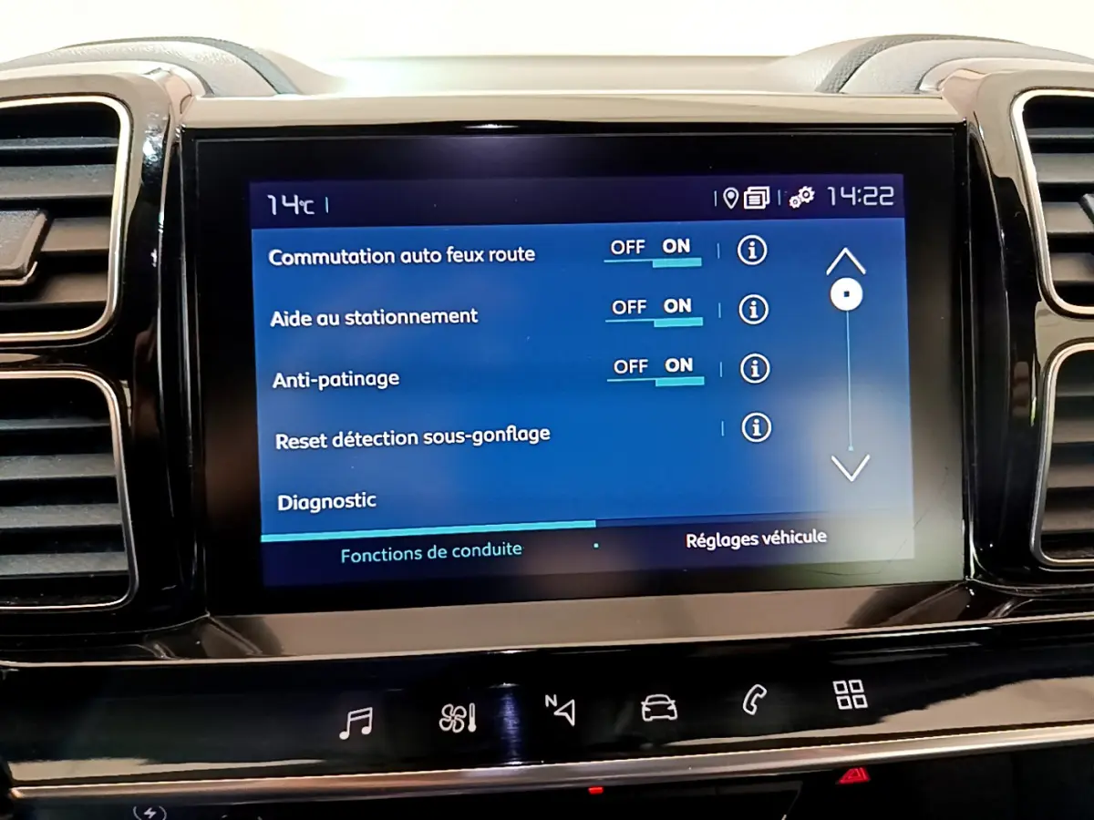 Écran tactile central du tableau de bord du Citroën C5 Aircross Hybrid 225, affichant les réglages d'aide à la conduite.