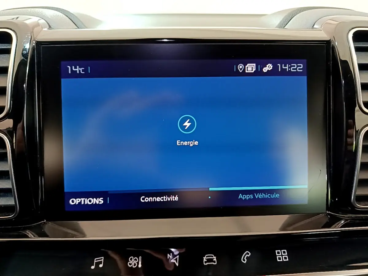 Écran tactile central affichant le menu énergie dans l'habitacle du Citroën C5 Aircross gris clair hybride rechargeable.
