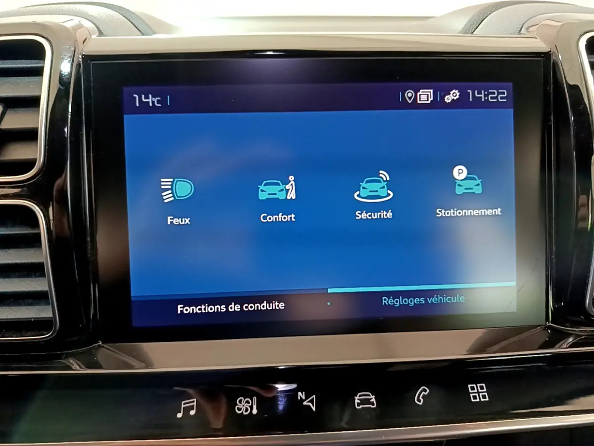 Écran tactile central du tableau de bord du Citroën C5 Aircross Hybrid 225 ë-EAT8 Business affichant les réglages de conduite.