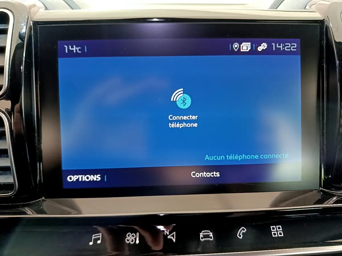 Écran tactile central de la CITROEN C5 AIRCROSS Hybrid 225 ë-EAT8 affichant la connexion Bluetooth téléphone, intérieur noir.