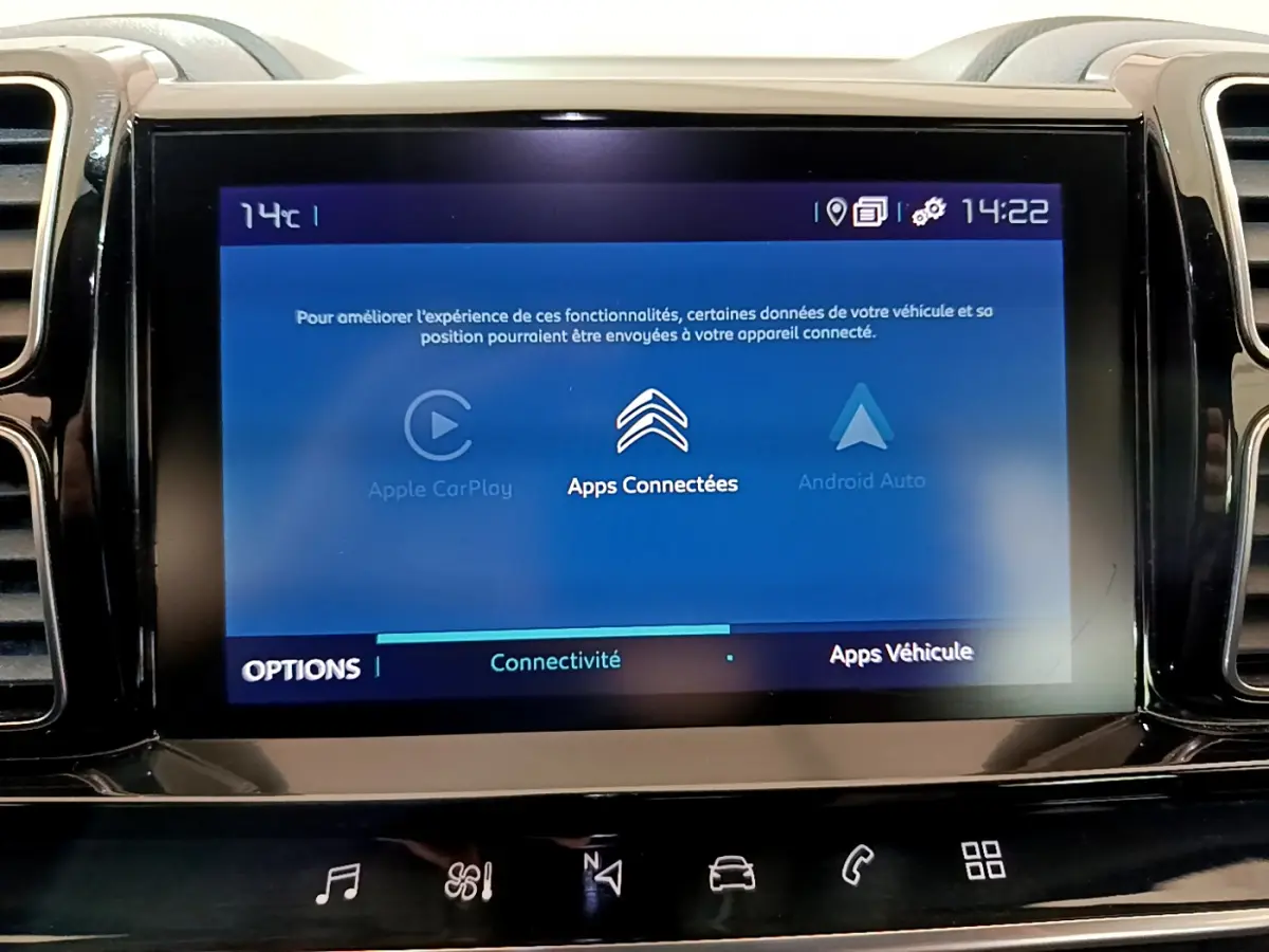 Écran tactile central affichant les options connectées Apple CarPlay et Android Auto dans un Citroën C5 Aircross Hybrid gris clair.
