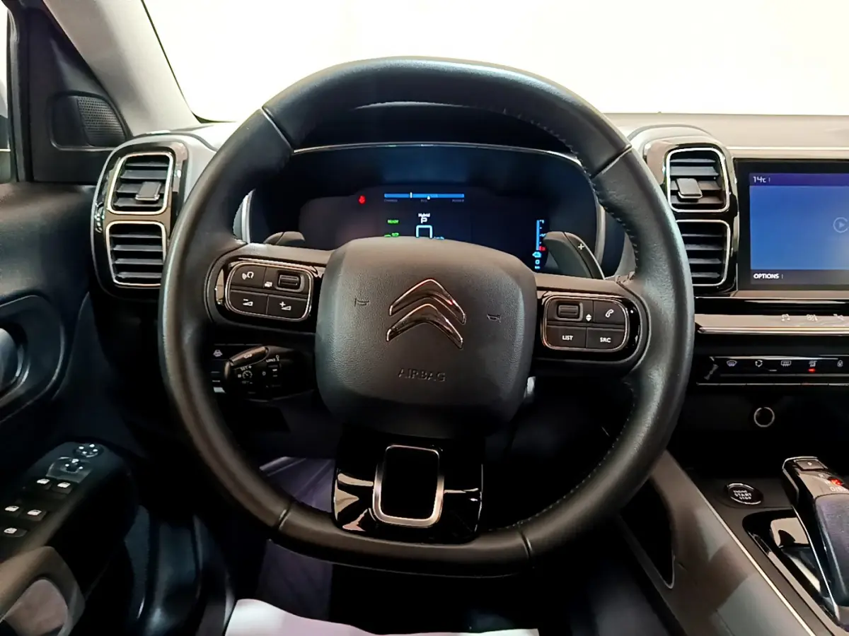 Intérieur du Citroën C5 Aircross Hybrid 225, vue centrée sur le volant cuir multifonctions et tableau de bord numérique.