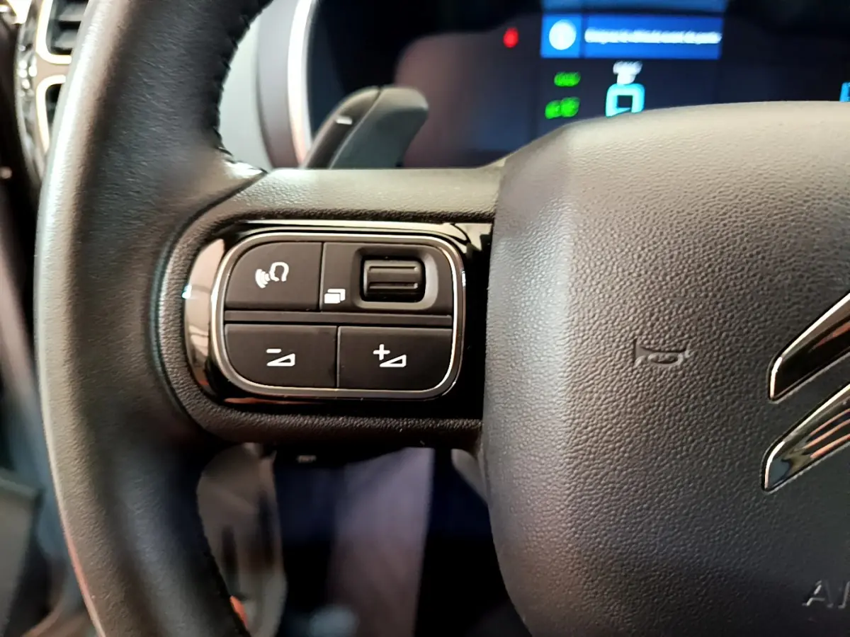 Gros plan sur les commandes gauche du volant cuir noir du Citroën C5 Aircross Hybrid 225 ë-EAT8 Business 2021.