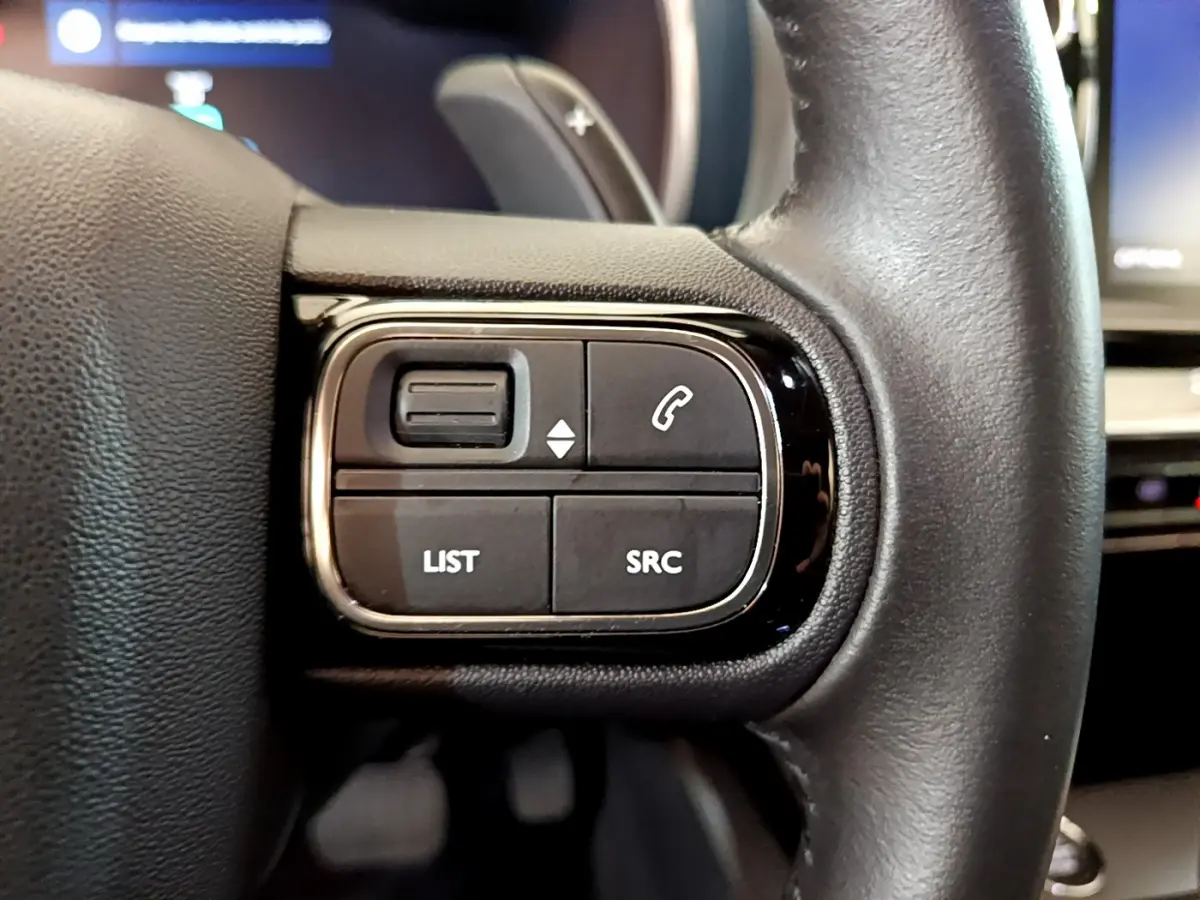 Gros plan sur les commandes gauche du volant cuir noir du Citroën C5 Aircross Hybrid 225 ë-EAT8 Business 2021.