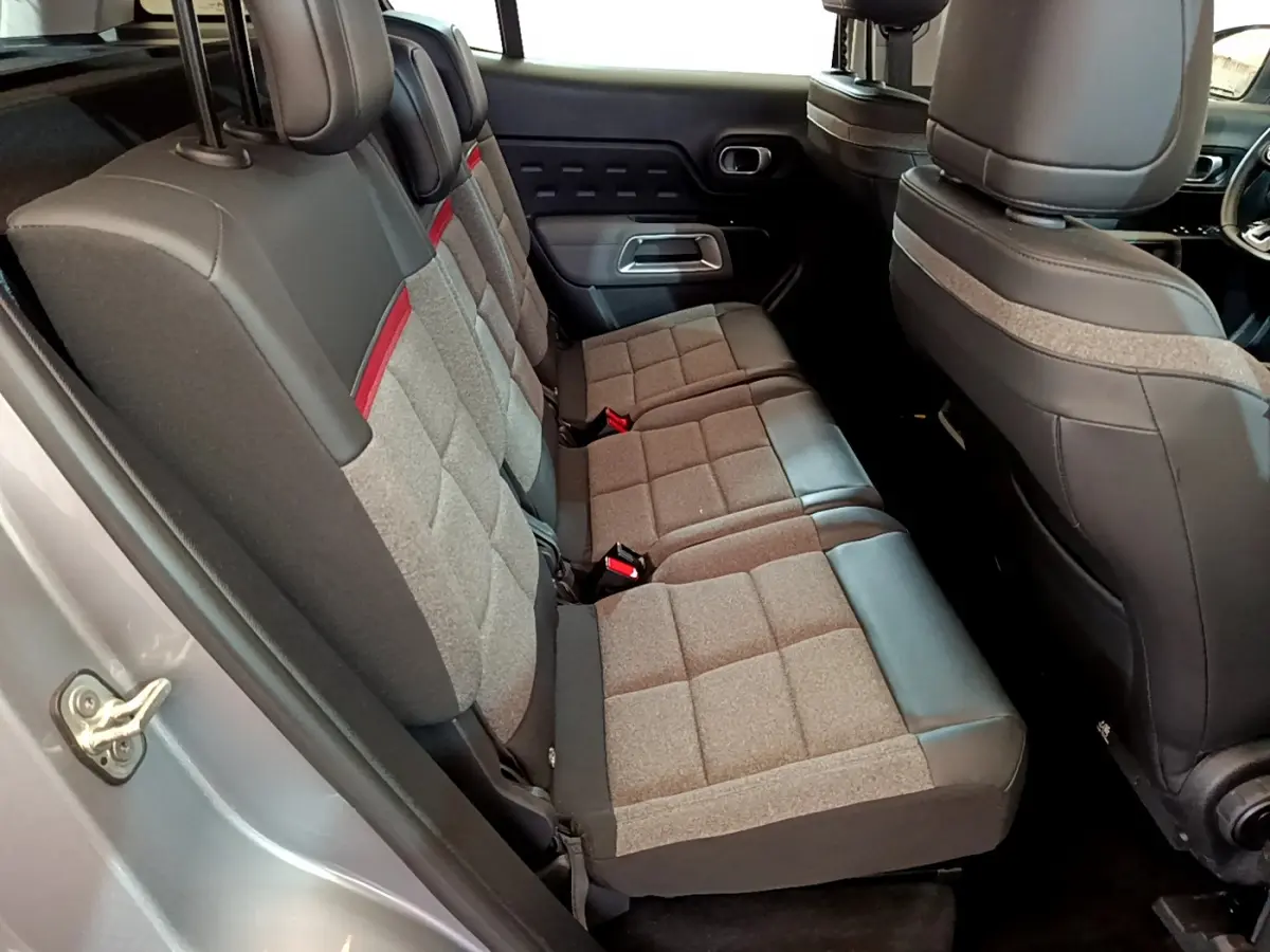 Vue intérieure côté gauche des sièges arrière gris et noir avec bande rouge du Citroën C5 Aircross Hybrid 225 ë-EAT8 Business 2021.