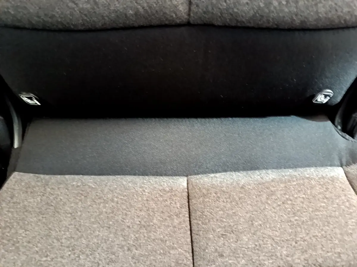 Vue rapprochée du coffre gris clair du Citroën C5 Aircross Hybrid 225 ë-EAT8 avec sièges arrière rabattus.