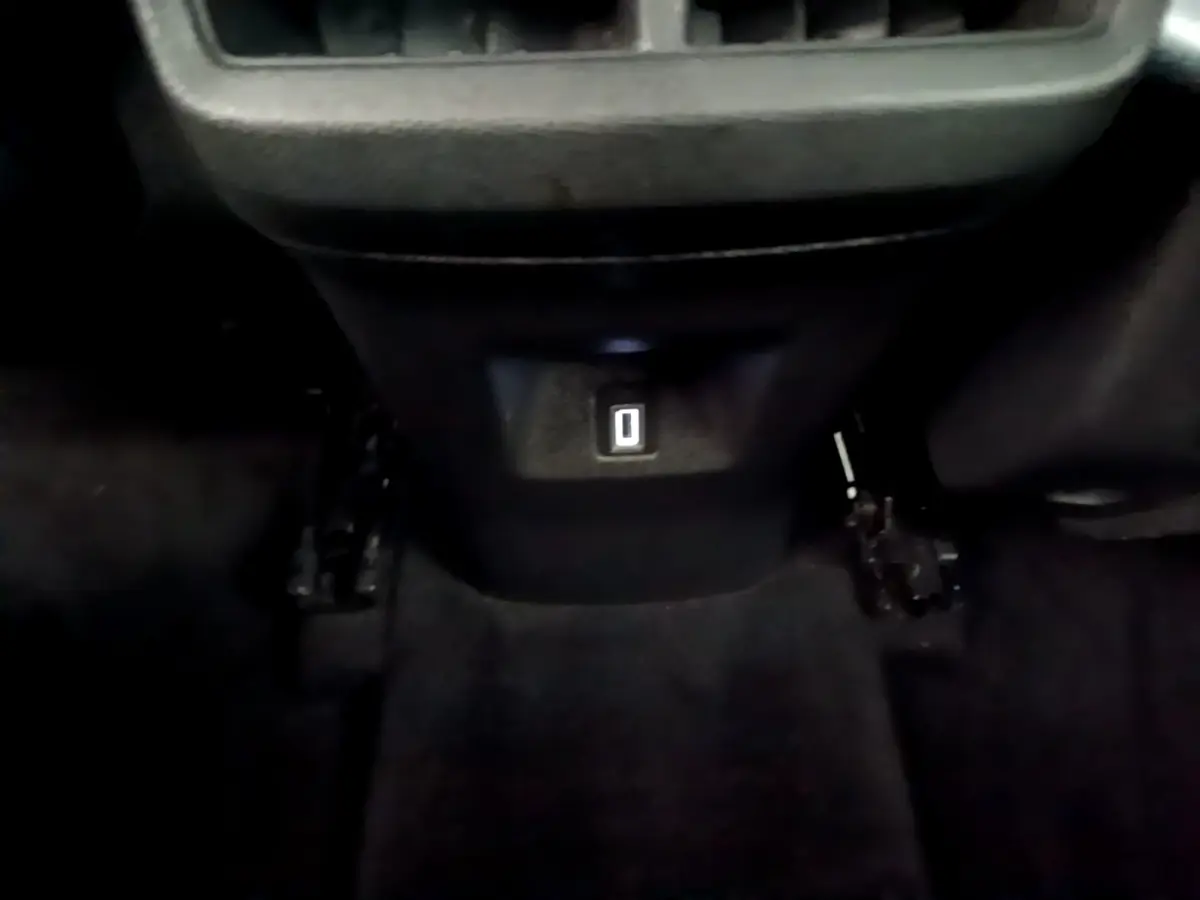 Prise USB arrière éclairée en blanc sur le plancher noir de la Citroën C5 Aircross Hybrid 225 ë-EAT8 Business.