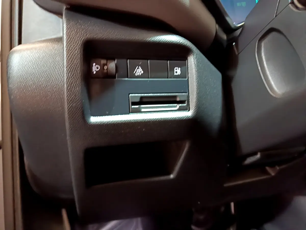 Détail du tableau de bord côté gauche du Citroën C5 Aircross Hybrid 225 ë-EAT8 Business avec commandes de phares et assistance.