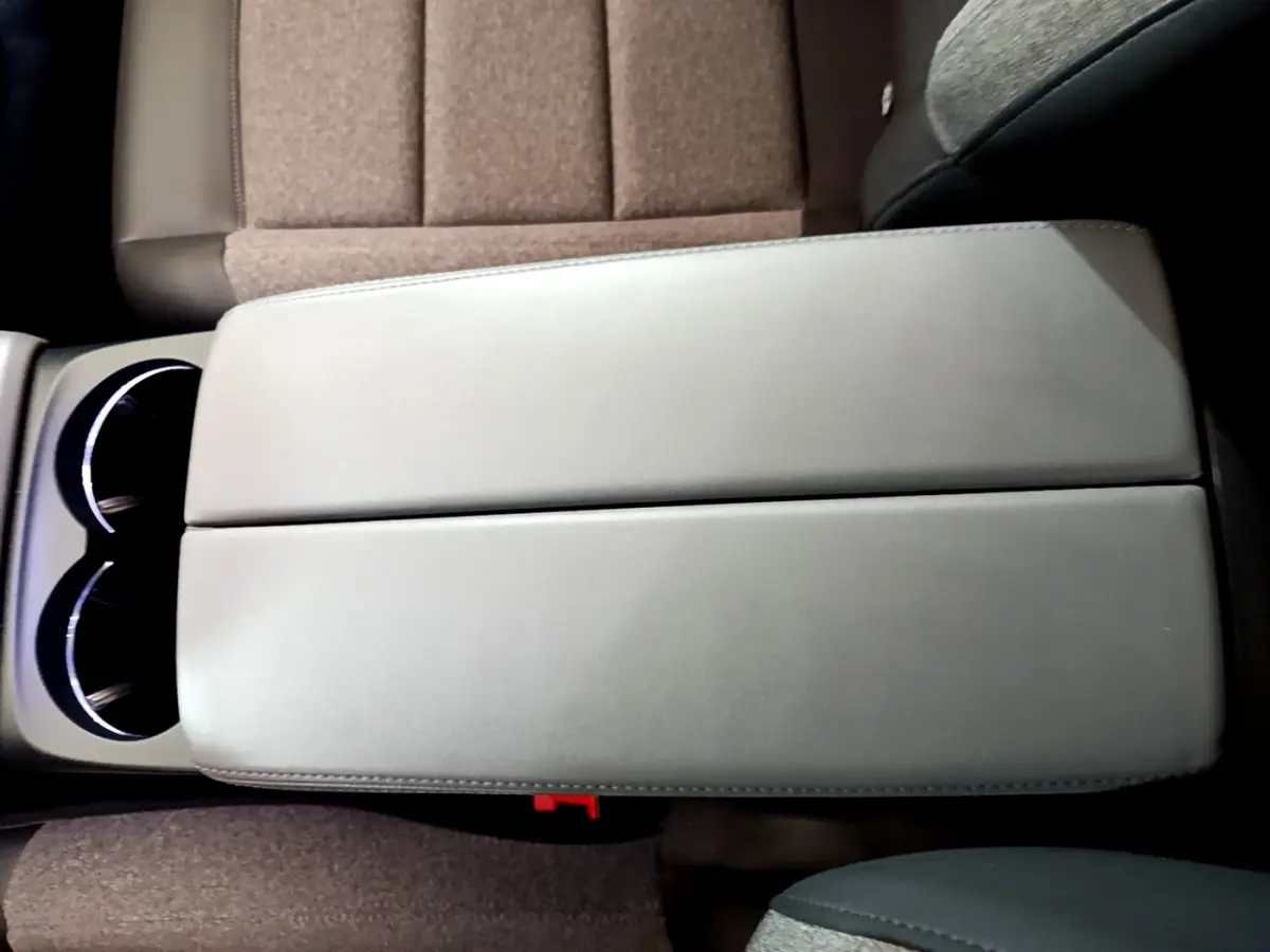 Accoudoir central gris clair avec porte-gobelets, sièges arrière tissu marron dans Citroën C5 Aircross Hybrid 2021.