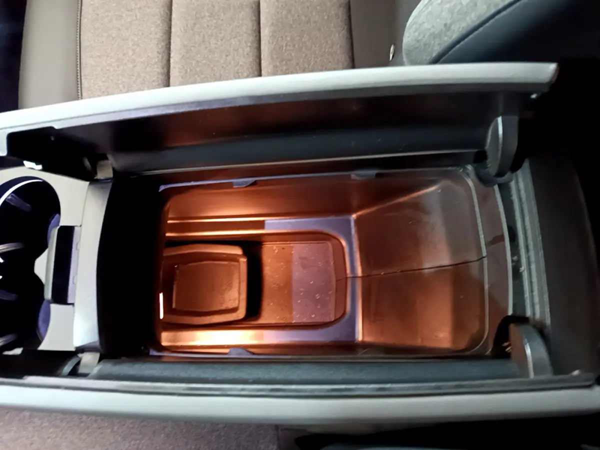 Gros plan sur le rangement réfrigéré ouvert au centre de la console d'une Citroën C5 Aircross Hybrid 225 gris clair.