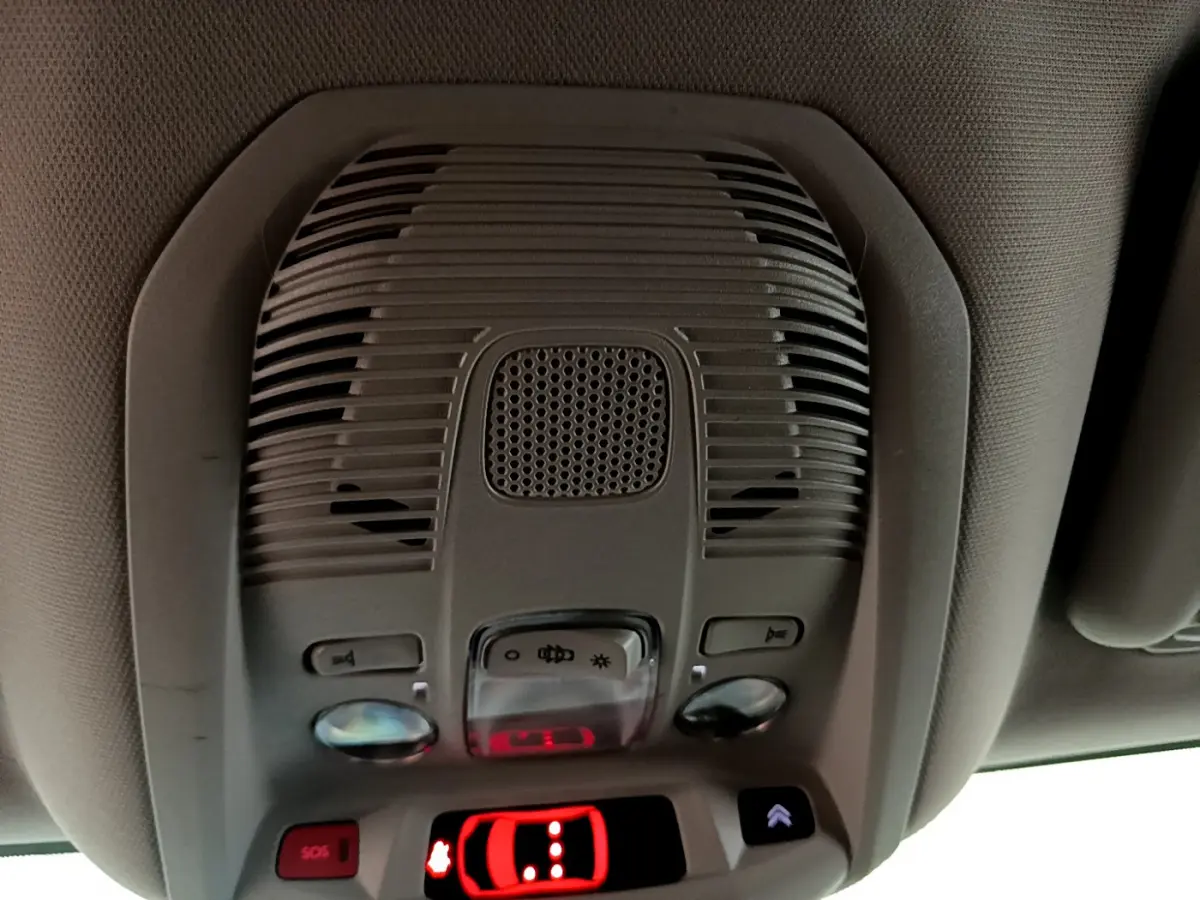 Plafonnier gris clair avec commandes d’éclairage et alerte SOS, intérieur d’un Citroën C5 Aircross Hybrid 2021.