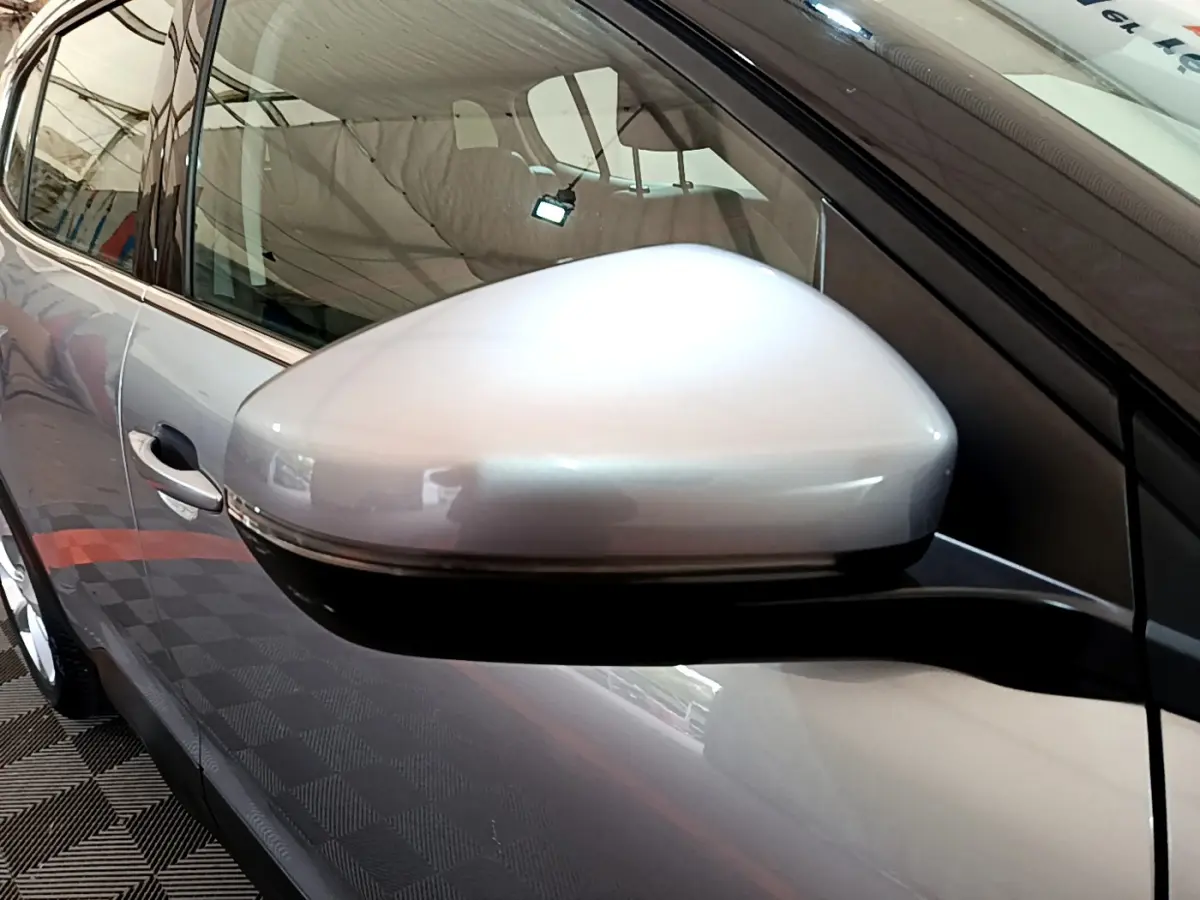 Rétroviseur côté gauche gris clair du Citroën C5 Aircross Hybrid 225 ë-EAT8 Business, vue rapprochée sur la portière.