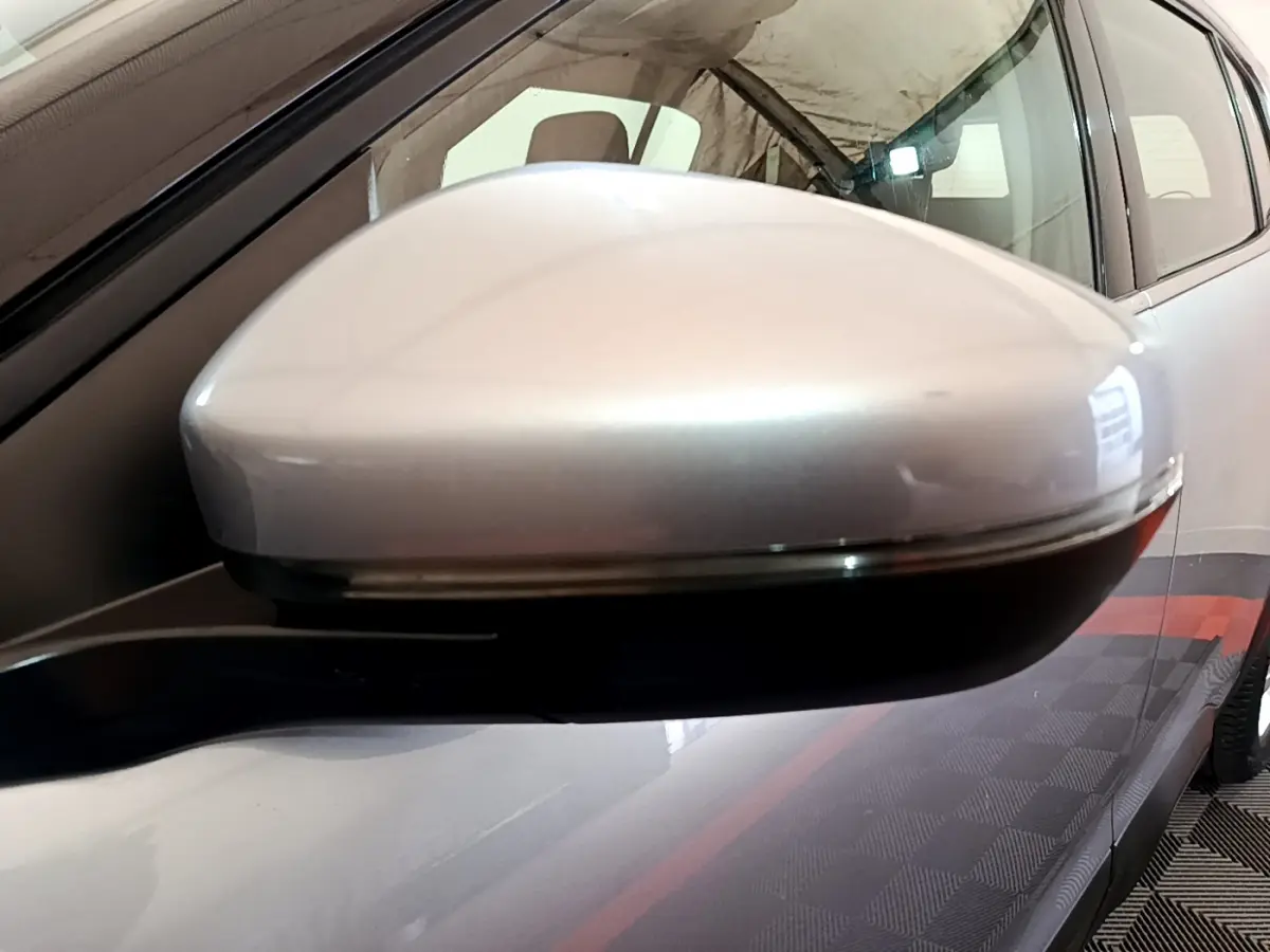 Gros plan sur le rétroviseur côté gauche gris clair du Citroën C5 Aircross Hybrid 225 ë-EAT8 Business de 2021.