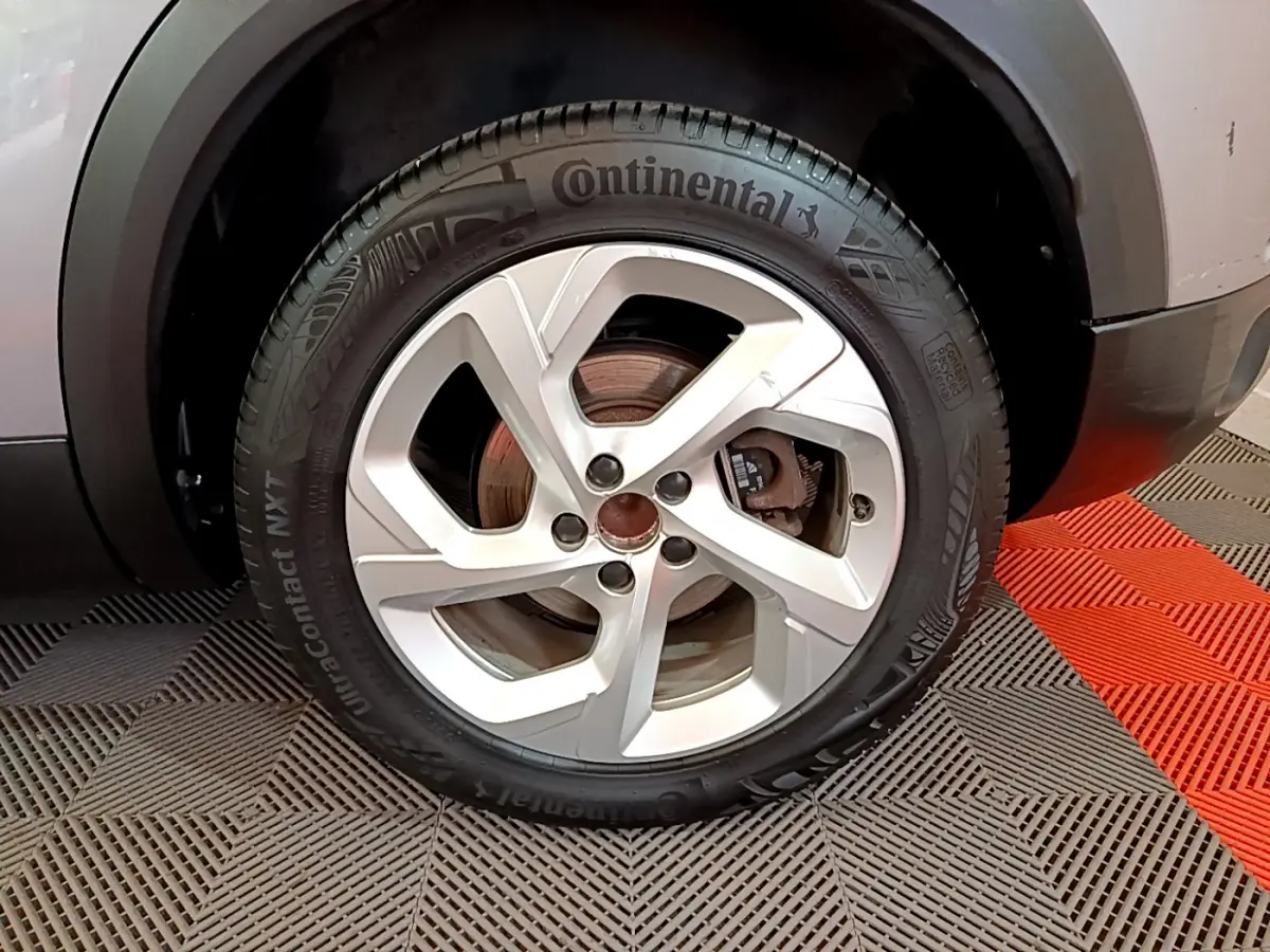 Gros plan sur la roue arrière droite grise du Citroën C5 Aircross Hybrid 225 ë-EAT8 avec pneu Continental visible.