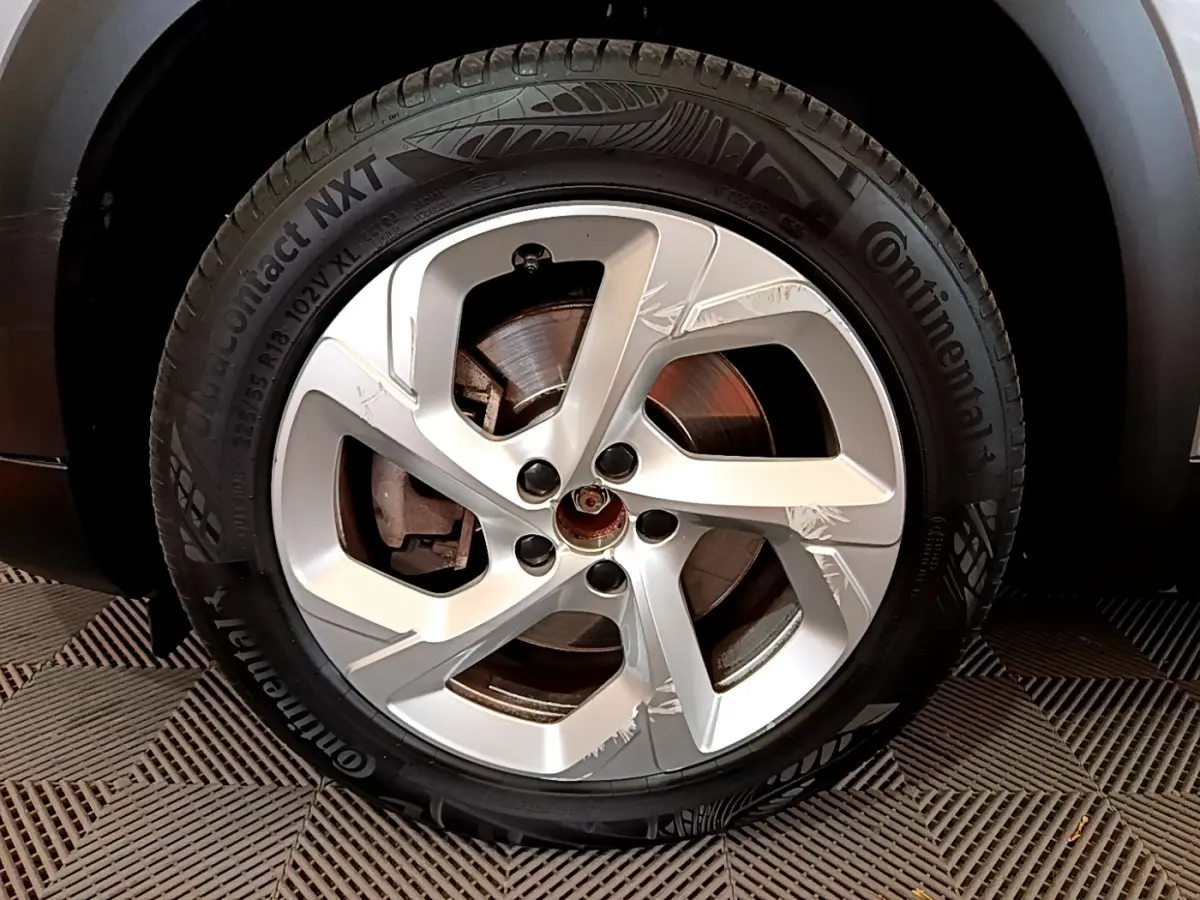 Gros plan sur la roue avant droite du Citroën C5 Aircross Hybrid 225 gris clair, jante alliage à cinq branches.