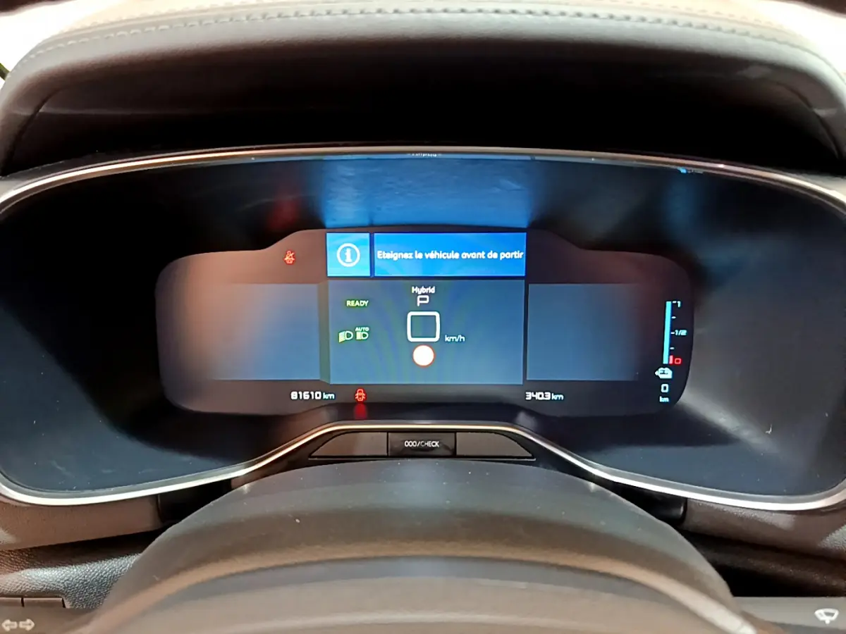Tableau de bord numérique du Citroën C5 Aircross Hybrid 225, affichage central avec message d'arrêt du véhicule.
