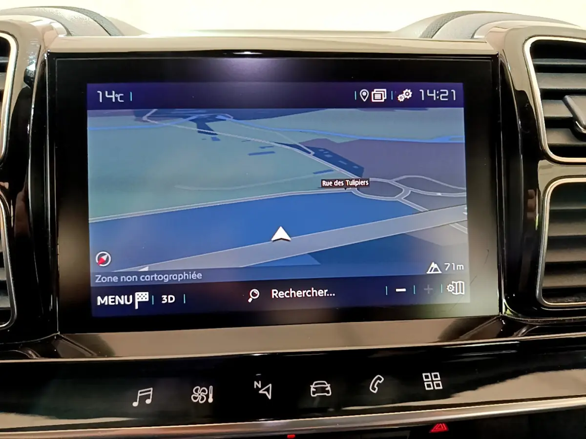 Écran tactile central du tableau de bord du Citroën C5 Aircross Hybrid gris clair affichant la navigation GPS en 3D.