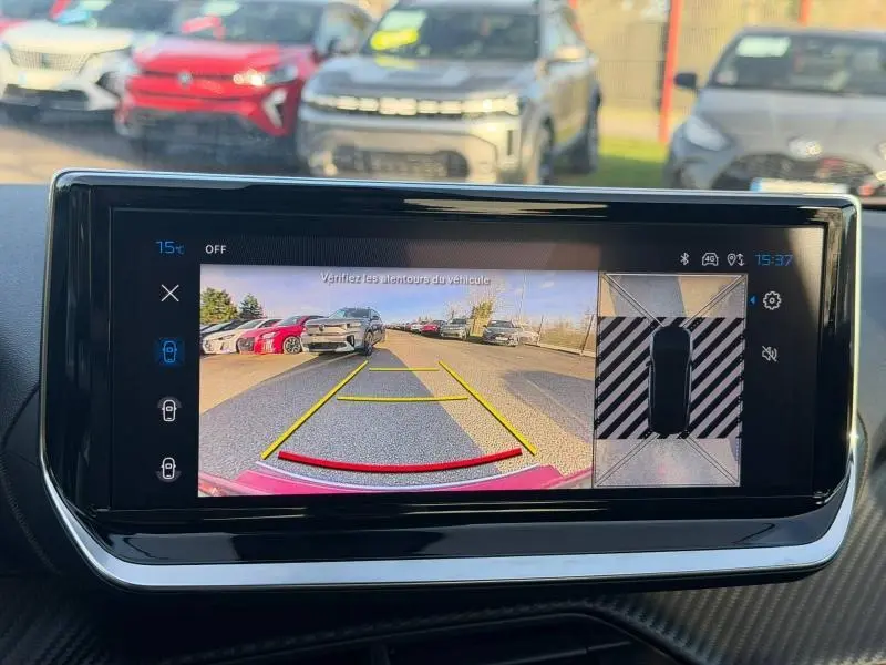 Vue arrière caméra du PEUGEOT 2008 rouge Elixir, avec lignes de guidage et vue 360° sur l'écran tactile intérieur.