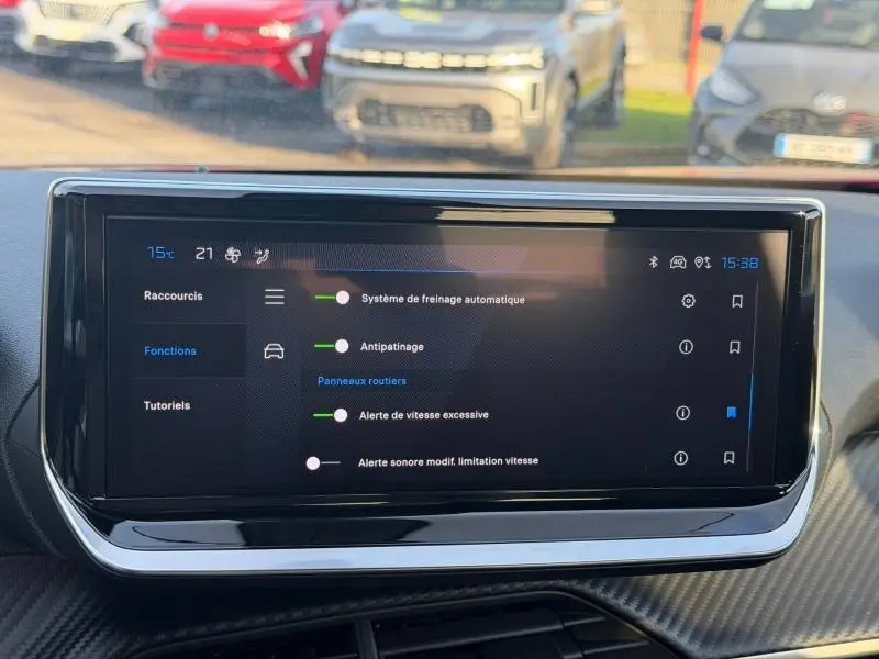 Écran tactile intérieur du Peugeot 2008 2024 affichant les options d'assistance à la conduite.