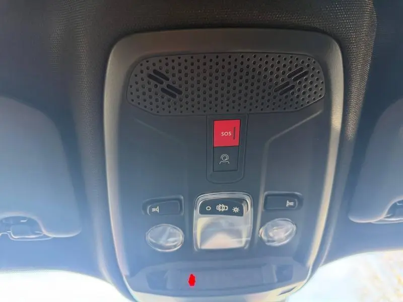 Vue intérieure du plafonnier avant du Peugeot 2008 rouge Elixir, avec bouton SOS rouge et commandes d’éclairage.