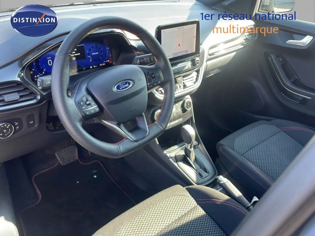 Vue intérieure côté conducteur du Ford Puma 2023, volant multifonction, tableau de bord numérique et console centrale avec écran tactile.