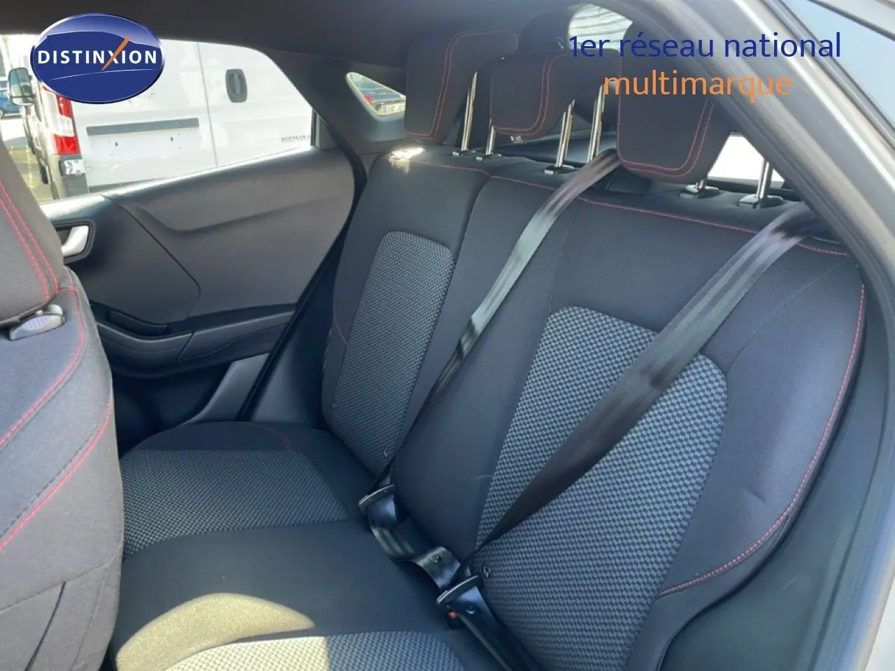 Vue intérieure des sièges arrière en tissu noir avec surpiqûres rouges du Ford Puma gris Solar Metal 2023.