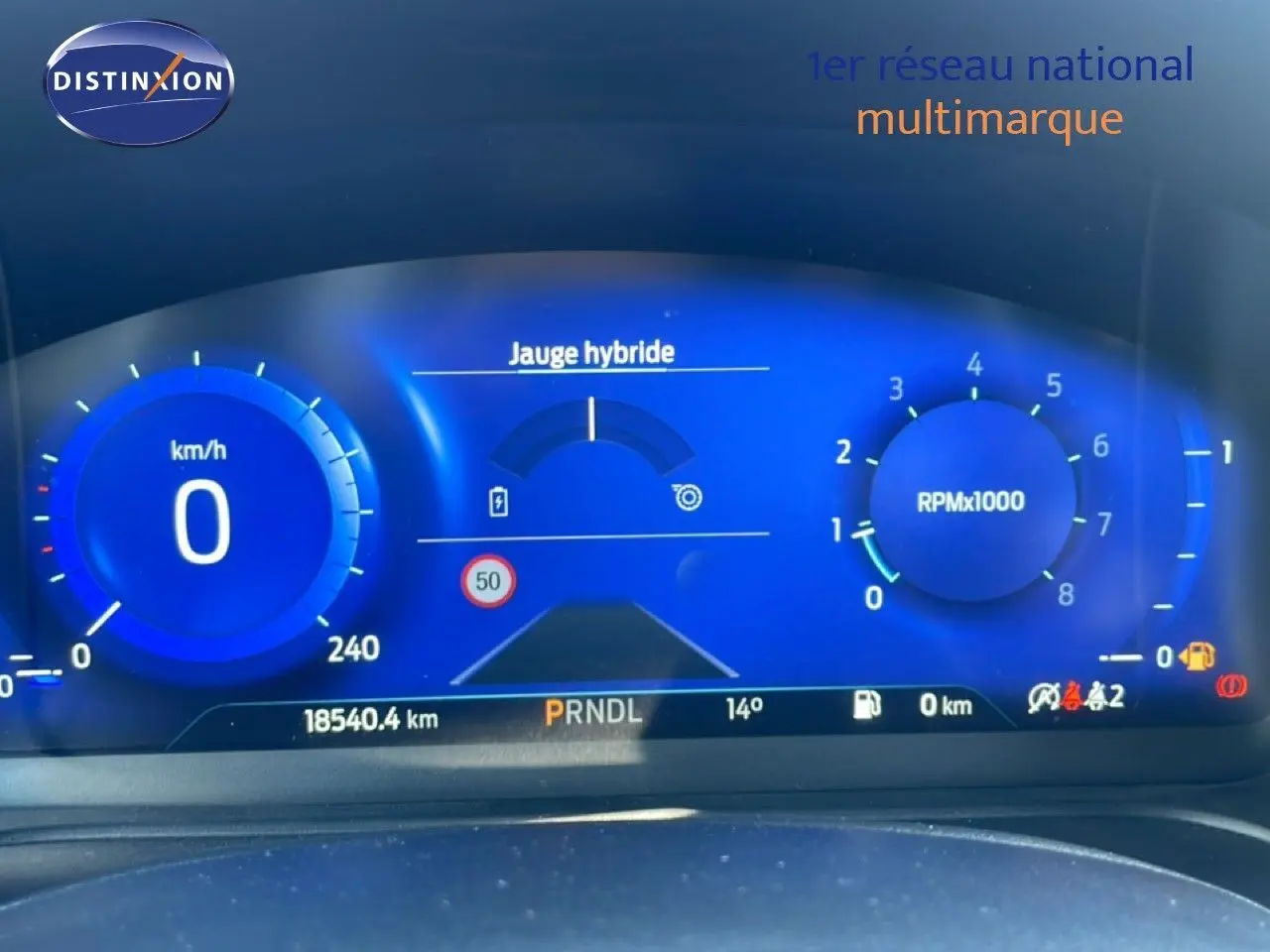 Tableau de bord numérique bleu du Ford Puma gris Solar Metal, affichant vitesse, compte-tours et jauge hybride.