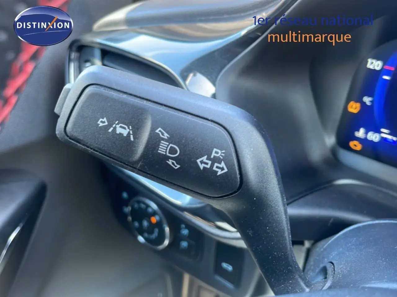 Gros plan sur la commande de clignotants et feux dans l’habitacle d’un Ford Puma gris Solar Metal 2023.