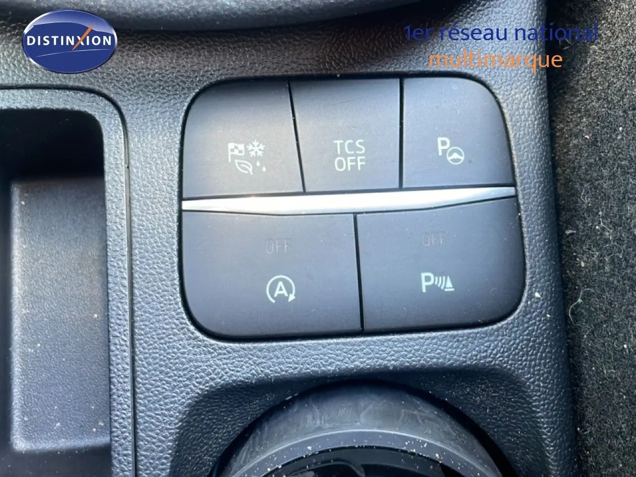 Gros plan sur les boutons de commande intérieurs noirs du Ford Puma gris Solar Metal, mettant en valeur les fonctions d’aide à la conduite.