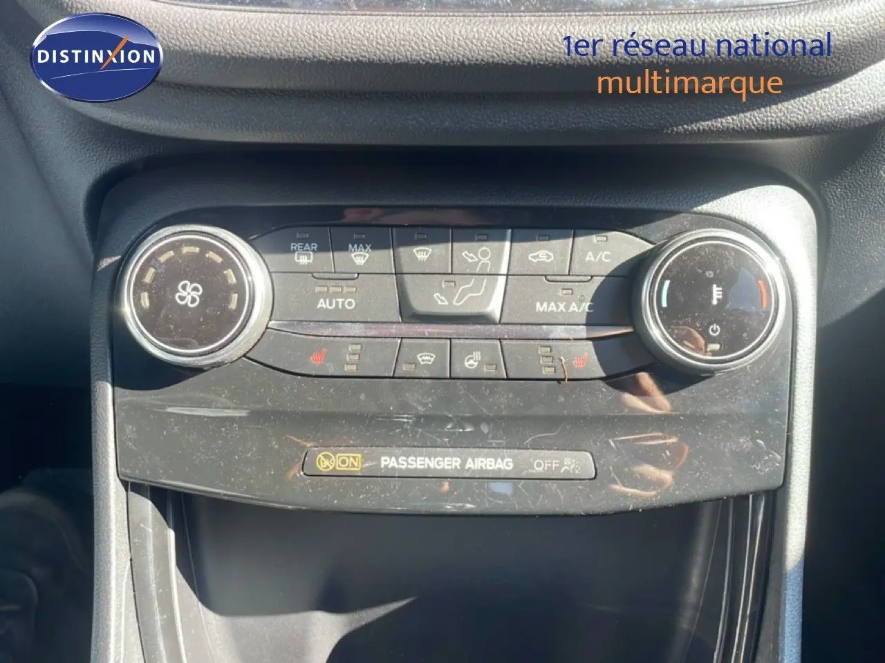 Vue rapprochée de la console centrale noire du Ford Puma 2023, montrant les commandes de climatisation et ventilation.