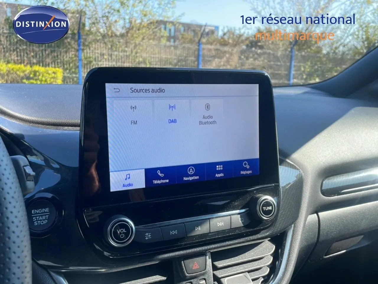 Vue intérieure du tableau de bord du Ford Puma 2023, avec écran tactile central affichant les sources audio.