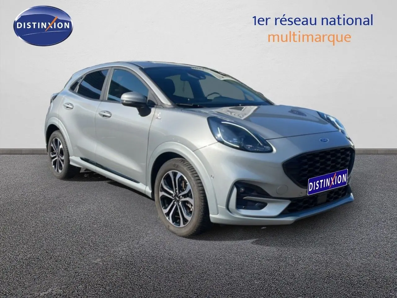 Ford Puma gris Solar Metal en vue 3/4 avant droit, avec calandre noire et jantes alliage bicolores.