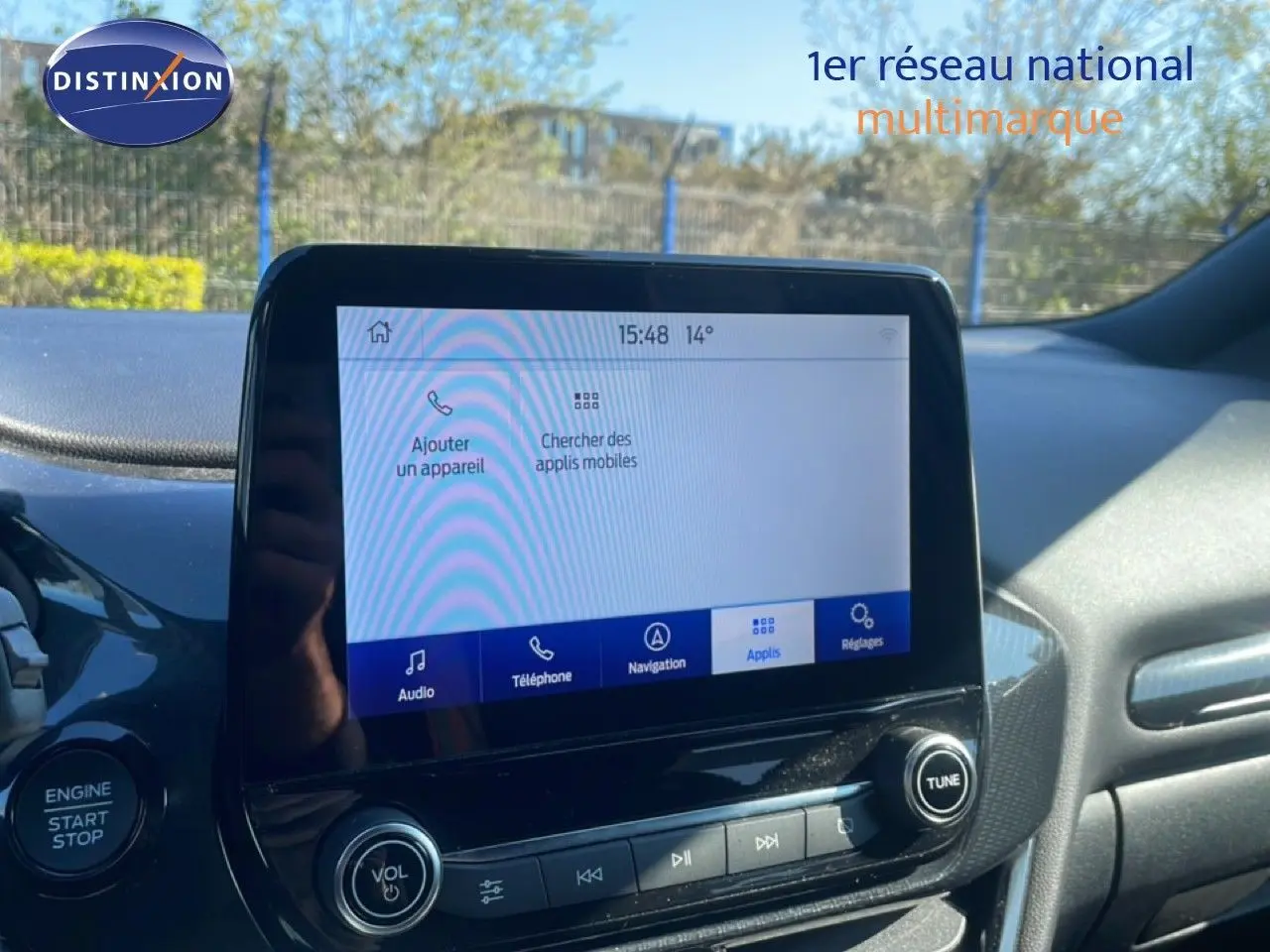 Écran tactile central du tableau de bord du Ford Puma 2023, avec commandes audio et bouton start/stop visibles.