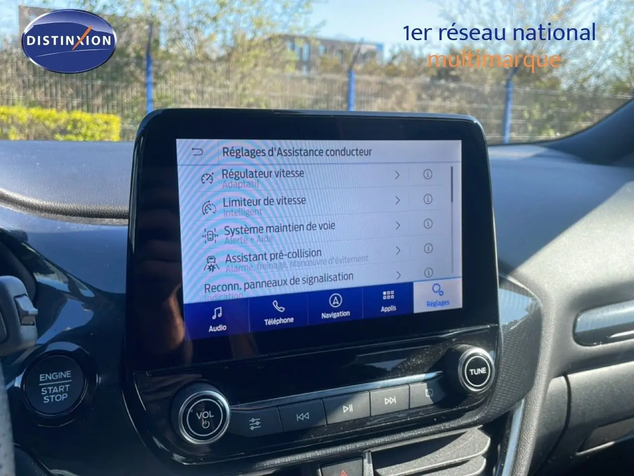 Écran tactile central du Ford Puma 2023 montrant les réglages d’assistance conducteur dans un intérieur noir.