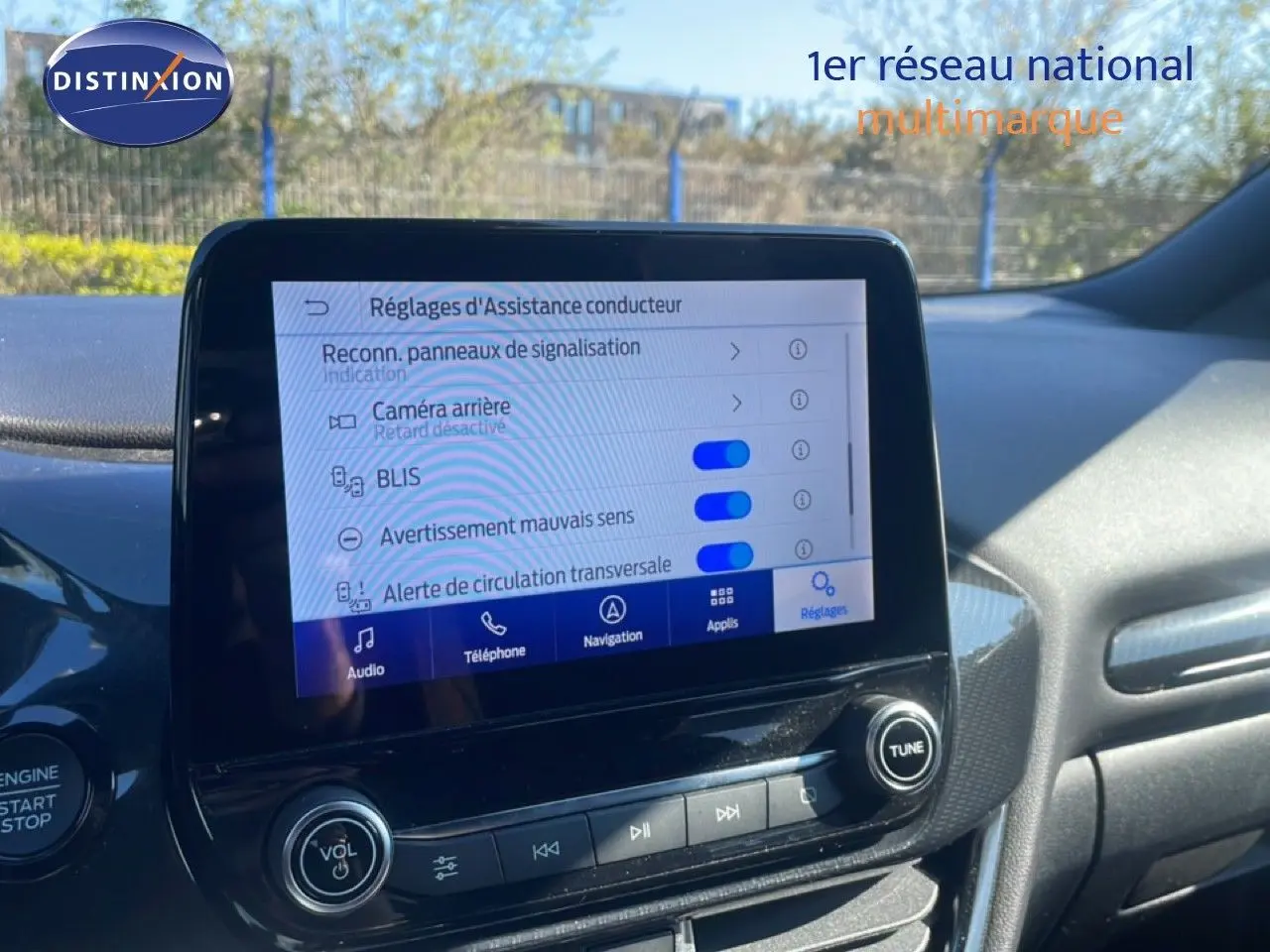 Écran tactile central du Ford Puma 2023 montrant les réglages d'assistance conducteur, intérieur noir.