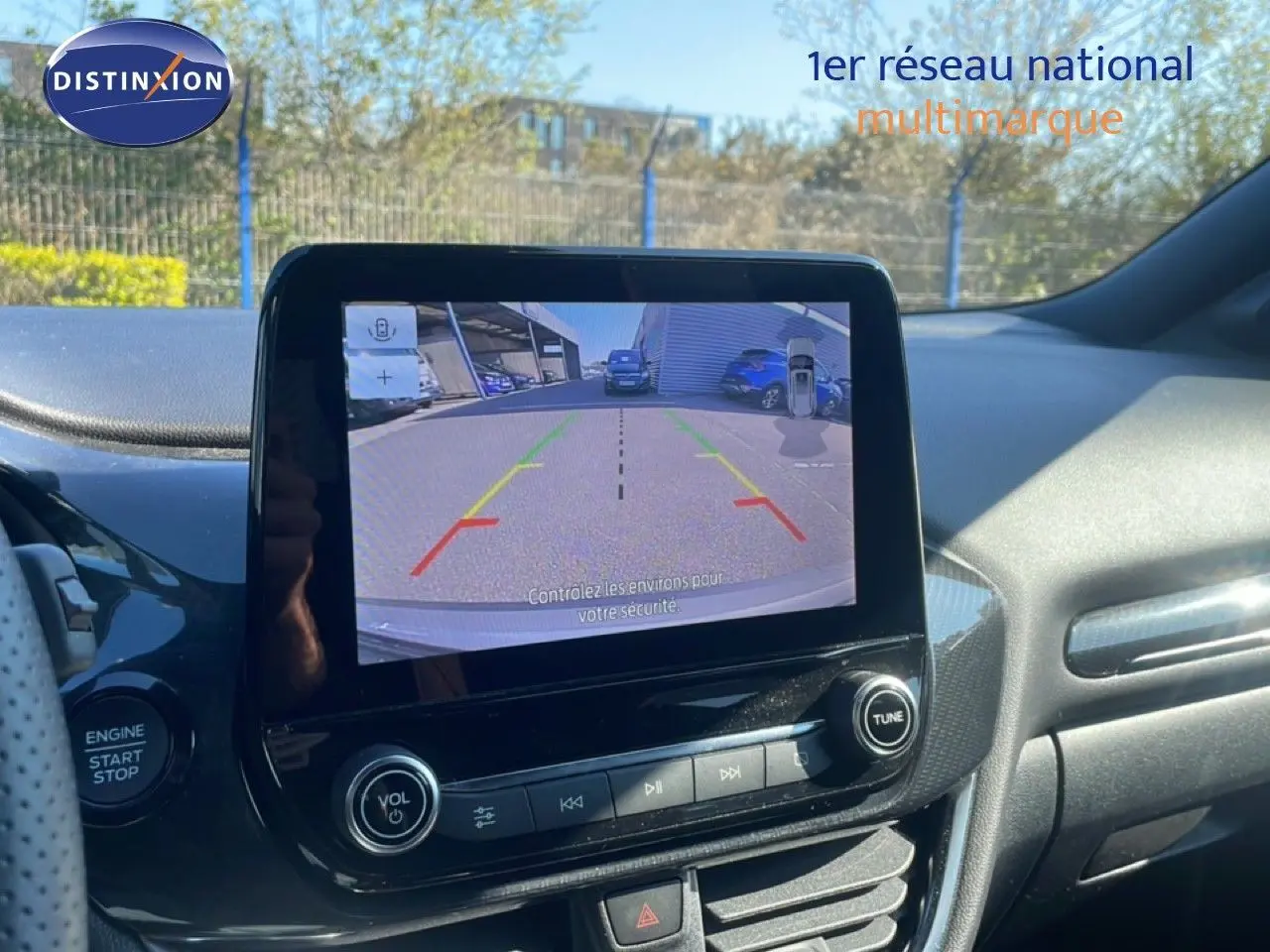 Vue rapprochée de l’écran central du Ford Puma 2023 montrant la caméra de recul avec l’habitacle noir en arrière-plan.