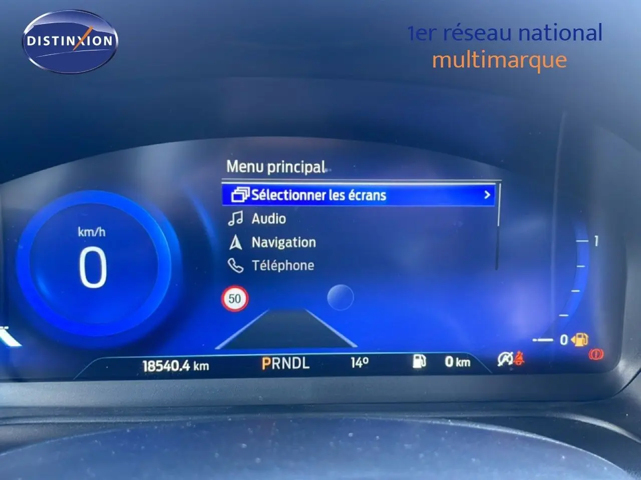 Tableau de bord numérique du Ford Puma gris Solar Metal, affichant le menu principal et la vitesse à 0 km/h.