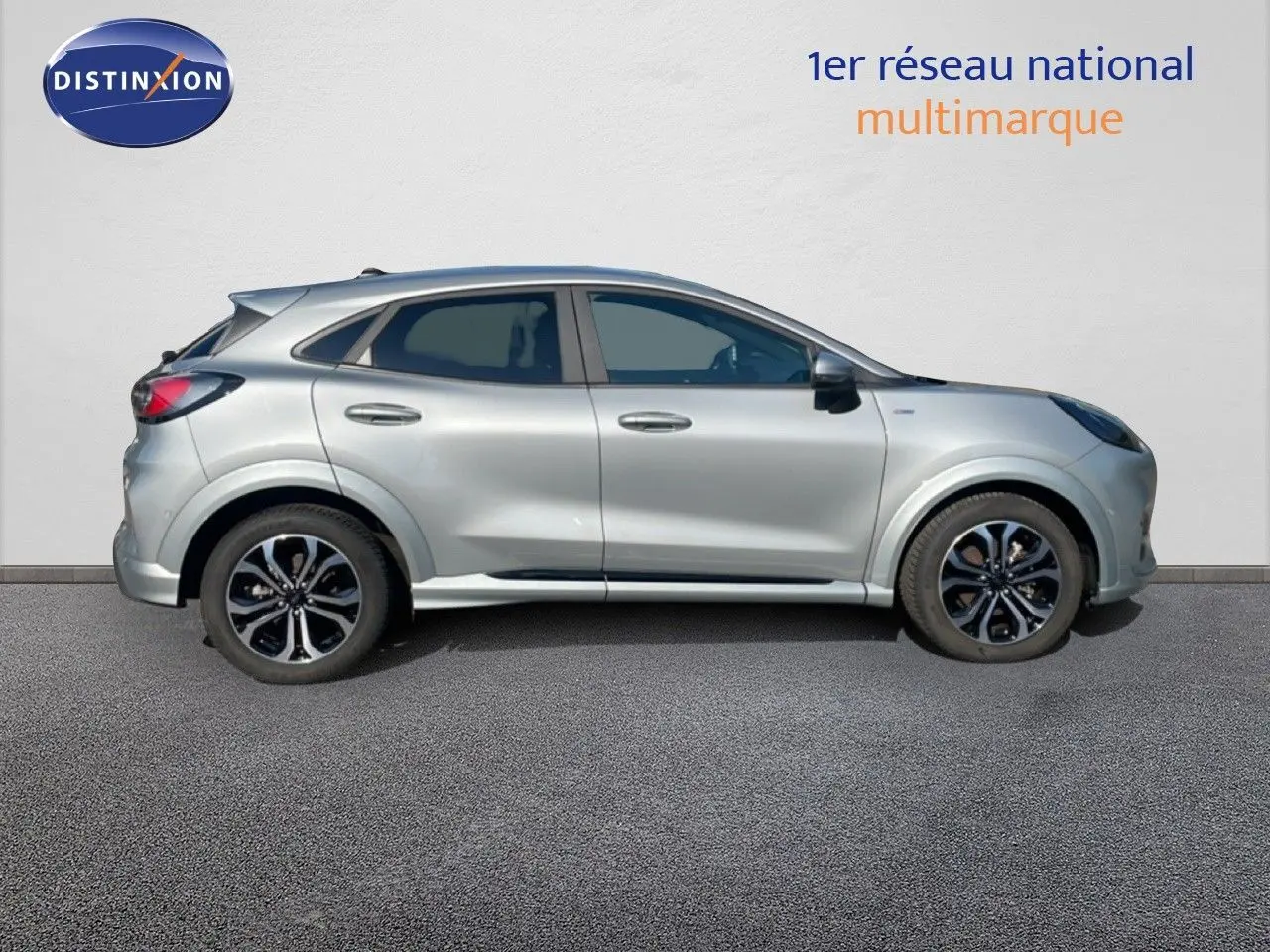 Vue latérale droite d'un Ford Puma gris Solar Metal 2023 avec jantes noires et détails sportifs ST-Line X.
