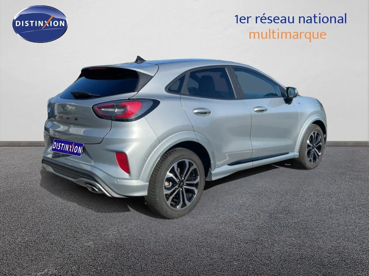 Vue 3/4 arrière droite d'un Ford Puma gris Solar Metal avec jantes noires et détails sportifs ST-Line X.