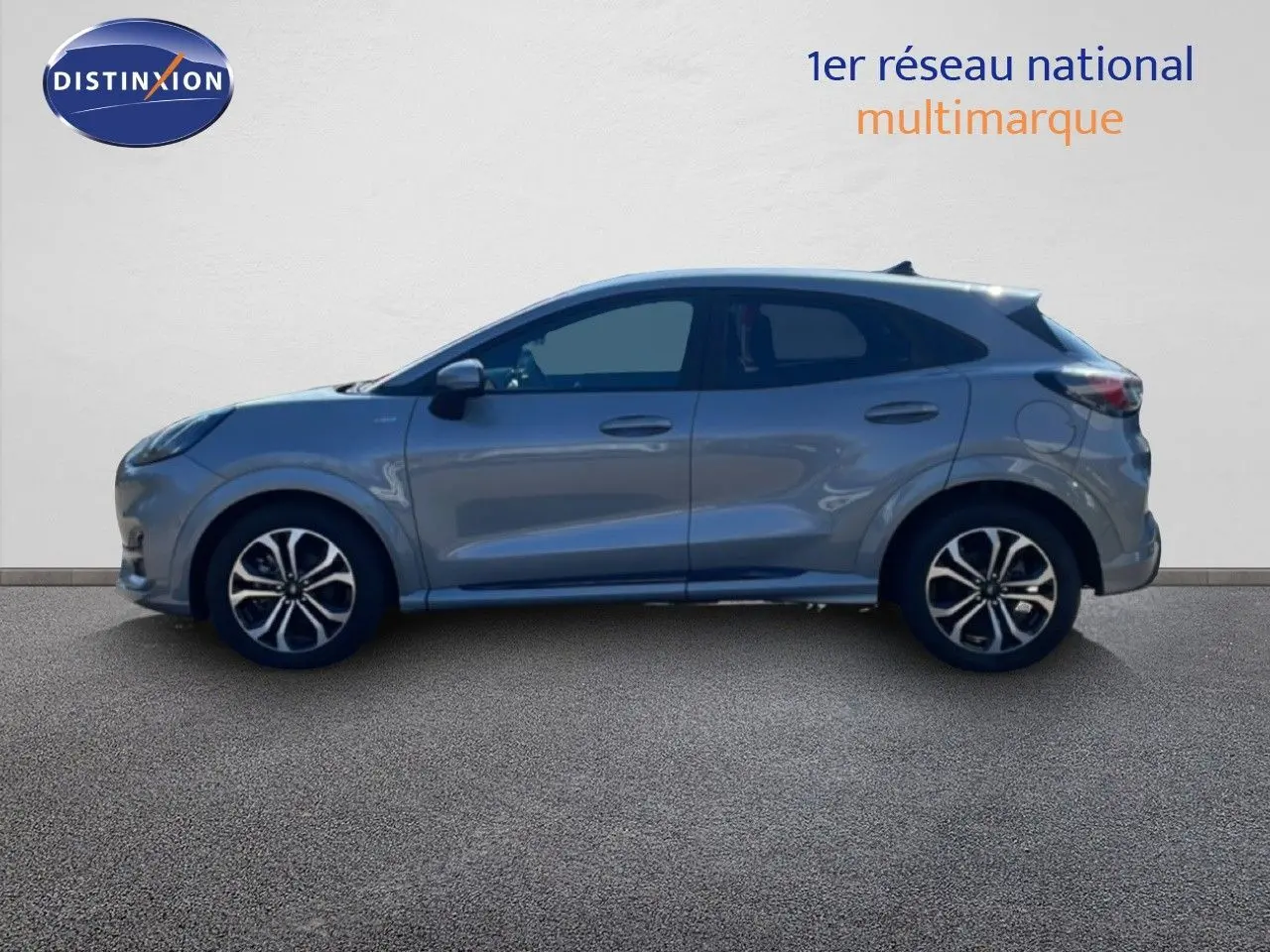 Profil droit du Ford Puma gris Solar Metal 2023, avec jantes alliage et lignes dynamiques visibles.