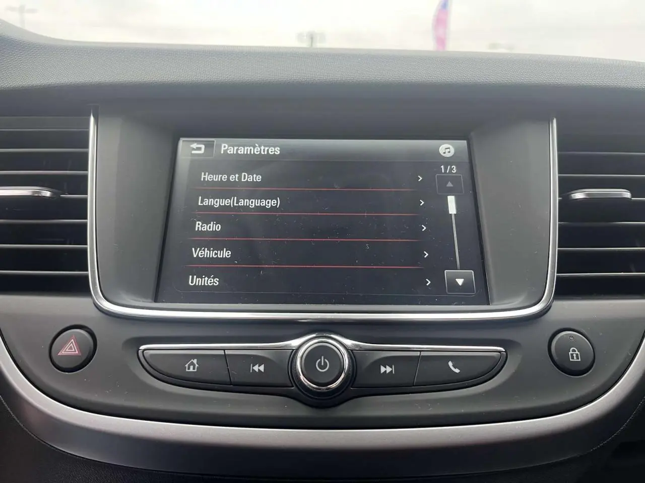 Écran tactile central du système multimédia de l'Opel Crossland 2022 avec commandes intégrées et ventilation latérale.