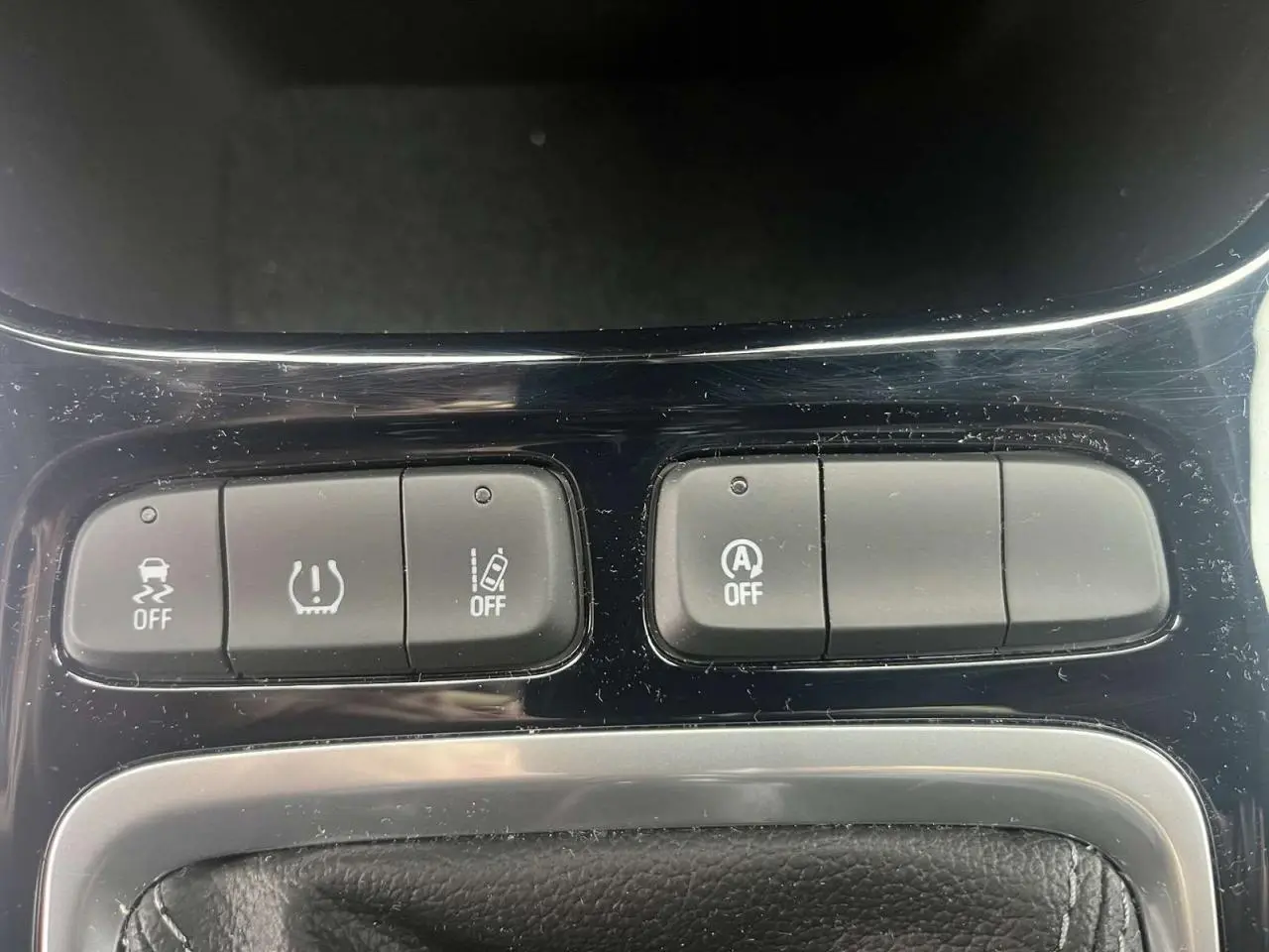 Gros plan sur les boutons de commande du système d'assistance et arrêt automatique du moteur de l'Opel Crossland 2022.